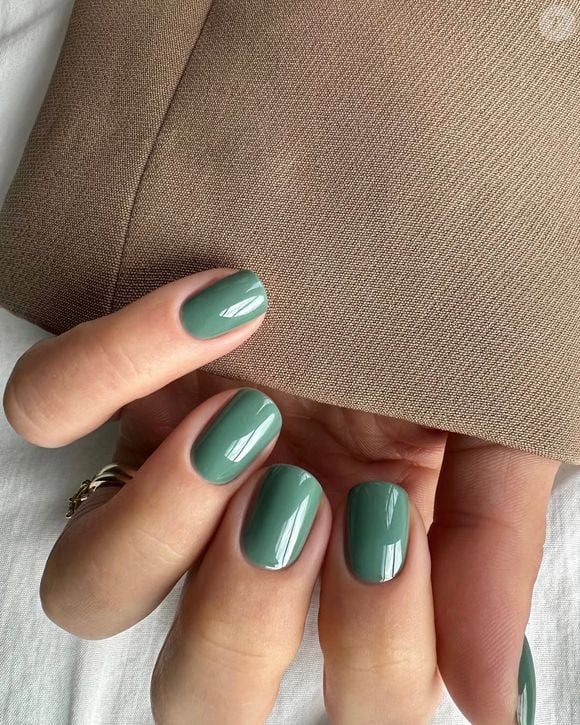 Unhas verde bambu para o Outono 2026: a cor vibrante transmite frescor e elegância, podendo ser usada tanto nas mãos como nos pés.