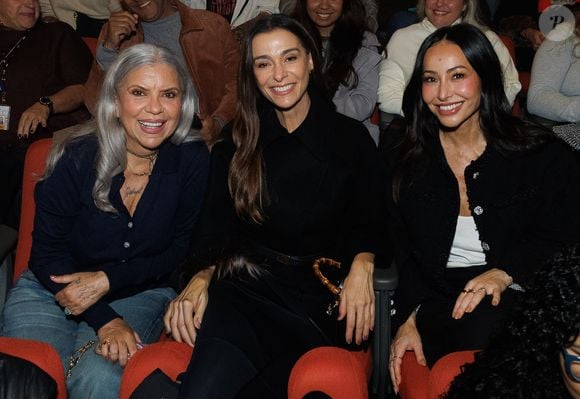 Sabrina Sato, Mônica Martelli e Astrid Fontenelle marcaram presença na estreia de 'Mudando de Pele', primeiro solo de Taís Araújo nos teatros de São Paulo, e se juntaram ao time de famosos que aplaudiu a atriz na noite desta quarta-feira (03)