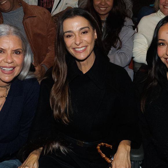 Sabrina Sato, Mônica Martelli e Astrid Fontenelle marcaram presença na estreia de 'Mudando de Pele', primeiro solo de Taís Araújo nos teatros de São Paulo, e se juntaram ao time de famosos que aplaudiu a atriz na noite desta quarta-feira (03)
