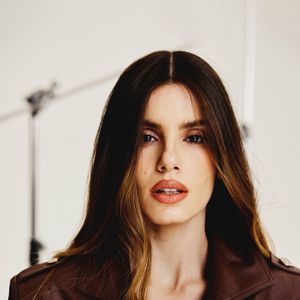 Atriz relembra vestido marcante usado no Emmy Internacional de 2016 como um dos momentos mais especiais da carreira