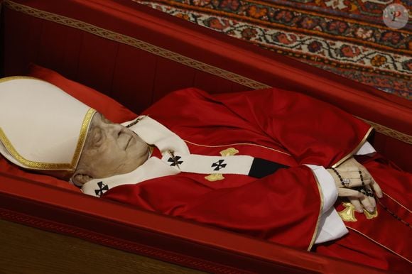 Vontade do Papa foi feita e seu caixão é mais simples que o dos antecessores
