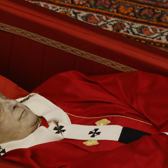 Vontade do Papa foi feita e seu caixão é mais simples que o dos antecessores