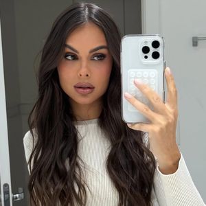 Amanda Kimberlly chamou atenção ao curtir um comentário da própria irmã, que debochava de rumores sobre a pensão alimentícia de Helena