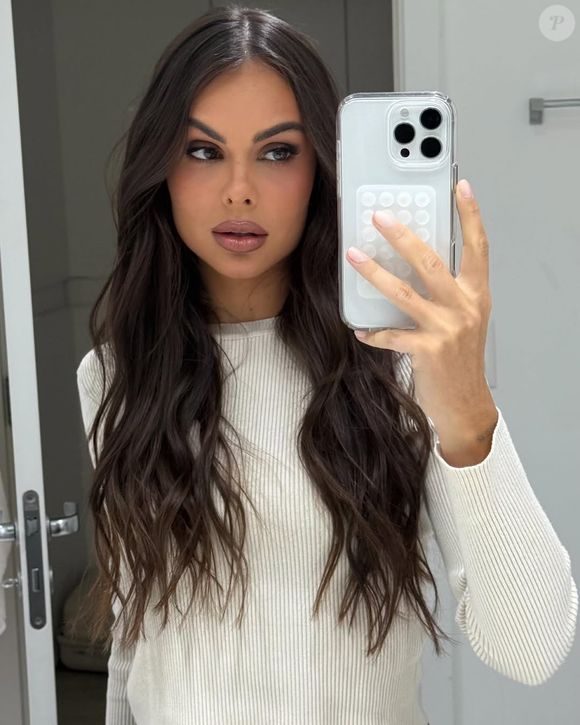 Amanda Kimberlly chamou atenção ao curtir um comentário da própria irmã, que debochava de rumores sobre a pensão alimentícia de Helena