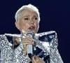 Xuxa passou a receber críticas pelo figurino cavado utilizado nos shows. Em vez de mudar seu comportamento para agradar aos comentários negativos, Xuxa preferiu manter aquilo em que acredita.