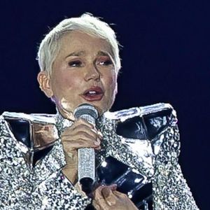 Xuxa passou a receber críticas pelo figurino cavado utilizado nos shows. Em vez de mudar seu comportamento para agradar aos comentários negativos, Xuxa preferiu manter aquilo em que acredita.
