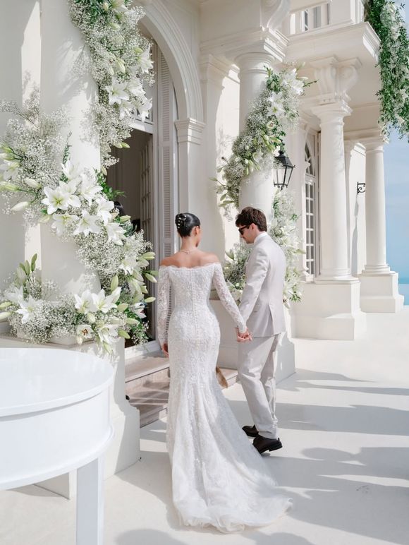 Charles Leclerc e Alexandra Saint-Mleux realizaram uma cerimônia civil discreta, porém, pomposa. Apenas familiares e amigos mais próximos acompanharam a troca de votos