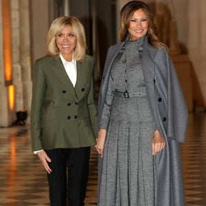 Em 2018, Melania Trump usou conjunto cinza para viagem à França já no posto de primeira-dama
