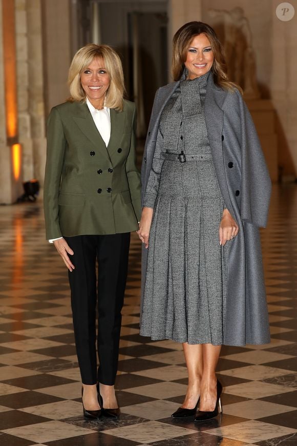 Em 2018, Melania Trump usou conjunto cinza para viagem à França já no posto de primeira-dama