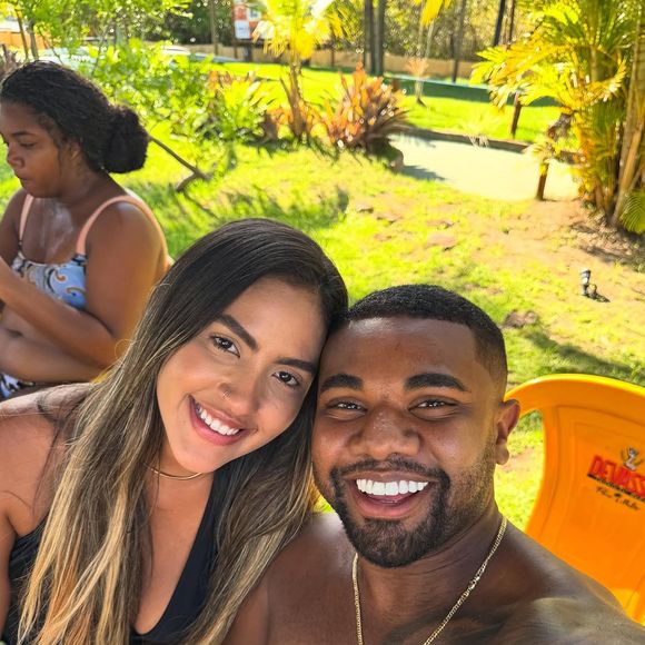 Polêmica envolve anúncio precoce da gravidez e reação da família de Adriana