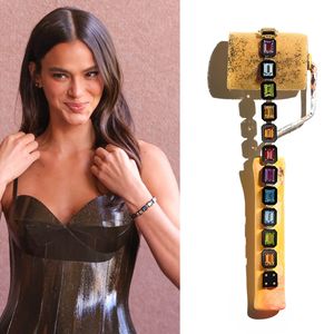 Joia de R$ 86 mil: quase ninguém notou, mas Bruna Marquezine usou acessório delicado para trazer cor ao look metálico no desfile de Sasha