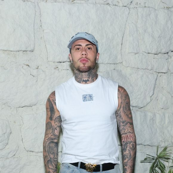 Em um comentário feito em uma página de entretenimento que divulgou o conteúdo, ele declarou: “Olhei para o chão, família. Vídeo é antigo, a Iza não tinha nem ficado grávida da filhinha dela.”