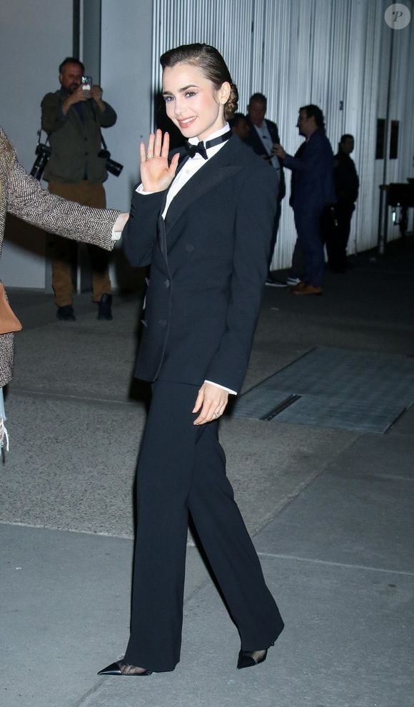 Lily Collins já apostou em um smoking em um evento super elegante