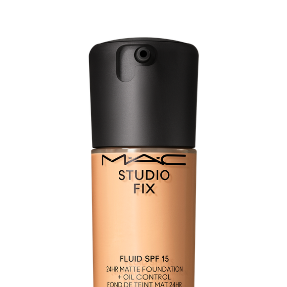 Já o Studio Fix Foundation na cor NC40 ajudou a equilibrar tons e contornos do rosto