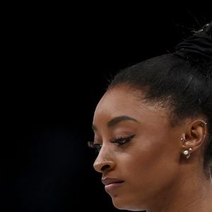 Simone Biles aos 27 anos e depois de superar a depressão, a ginasta americana dá a volta por cima
