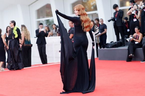 Com 'slip dress' preto transparente, lingerie de renda à mostra e joias de pantera, Marina Ruy Barbosa reuniu diferentes elementos em uma produção que equilibrou ousadia, elegância e glamour no Festival de Cinema de Veneza