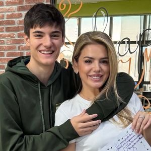 Mari Alexandre se derreteu ao exibir a última homenagem escolar de Dia das Mães do herdeiro, que conclui o Ensino Médio ainda em 2026