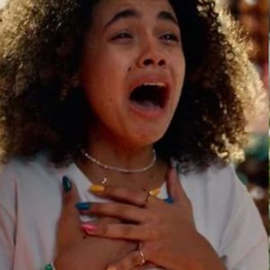 Joélly (Alana Cabral) teme perder seu bebê após ser jogada da escada por Arminda (Grazi Massafera)