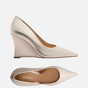 O modelo da Arezzo em destaque é confeccionado em couro, na cor dourada, com salto alto anabela e ponta fina