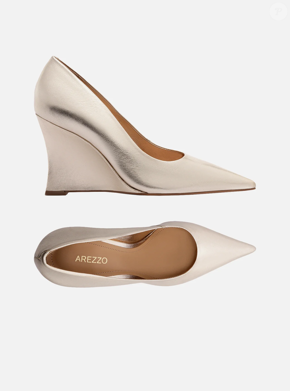O modelo da Arezzo em destaque é confeccionado em couro, na cor dourada, com salto alto anabela e ponta fina