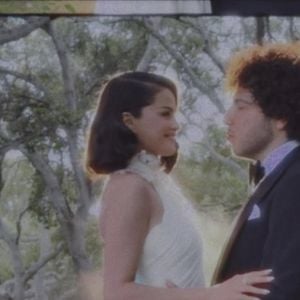Selena Gomez e Benny Blanco estão juntos oficialmente desde o final de 2023 e noivaram em dezembro de 2024