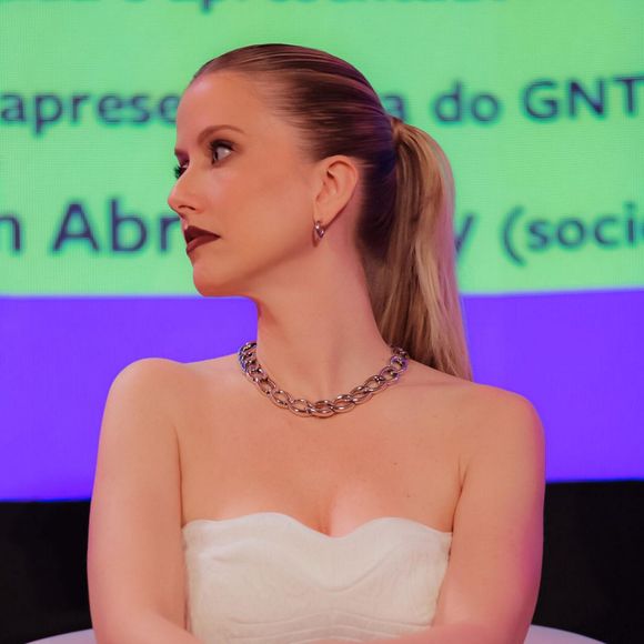Gabriela Prioli negou ter sido contratada para defender o Banco Master e questionou as acusações nas redes sociais. Segundo a Band, em publicações feitas na segunda-feira (12), a apresentadora cobrou provas da suposta relação comercial com a instituição financeira e perguntou: 'Se houve pagamento, onde estão os comprovantes? Se existia um contrato de 12 meses, onde está esse contrato?'