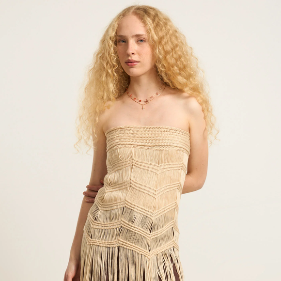 Blusa em Tricot Alongada com Franjas Macramê, por R$ 125,90: Com visual artesanal e franjas em macramê, a peça entrega um toque fashionista e boêmio na medida certa