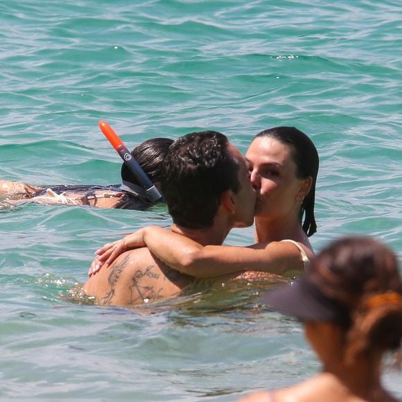 Isis Valverde e Marcus Buaiz também beijaram muito e foram flagrados pelas câmeras atentas do local