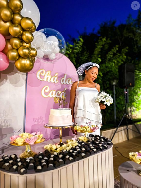 'Gratidão, patrão': durante o Chá da Cacá, Carina Costa agradeceu publicamente a Zé Felipe pelo vestido de noiva, gesto que simbolizou a relação de carinho e respeito construída ao longo dos anos