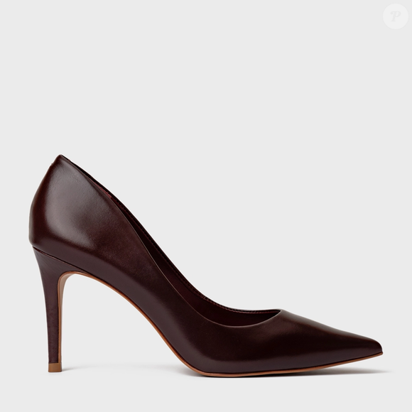 O Scarpin Beatriz Salto Fino Couro Vinho Dark Mahogany da Carrano surge como uma das apostas mais elegantes da temporada