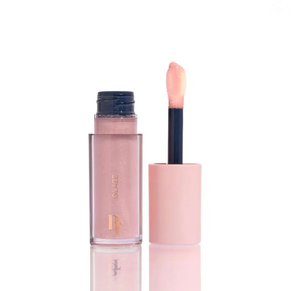 O BT Glaze, de Bruna Tavares, proporciona brilho elegante e confortável, ideal para lábios hidratados e naturalmente volumosos
