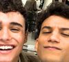 Vinícius (Elvis Vittorio), à direita, sai da novela 'Garota do Momento', encerrando o romance com Guto (Pedro Goifman)
