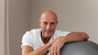 Julie Erickson, professora de pilates: 'Para homens de meia-idade, esse exercício desenvolve o controle e a resistência isométrica abdominal, além da coordenação e do controle do movimento, utilizando todo o corpo'