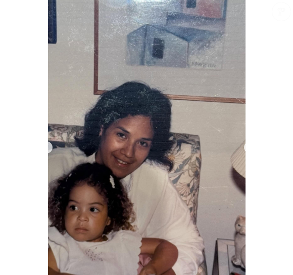 Julia Almeida postou foto, ainda criança, com a mãe, a museóloga Beth Almeida, companheira de Manoel Carlos por 47 anos.