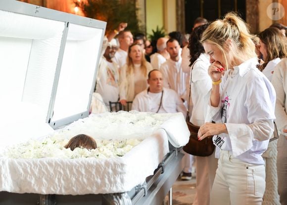 Corpo de Preta Gil no caixão: Carolina Dieckmmann caiu no choro durante o velório da amiga