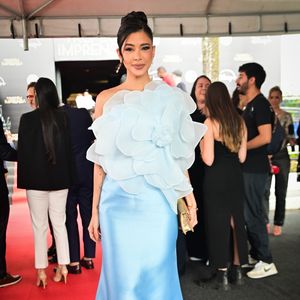 Rica de Marré compareceu a 55ª edição do Troféu Imprensa com o cabelo preso num coque elegante, e ela optou por acessórios discretos, como brincos longos e uma clutch dourada. Um visual etéreo e super fashionista