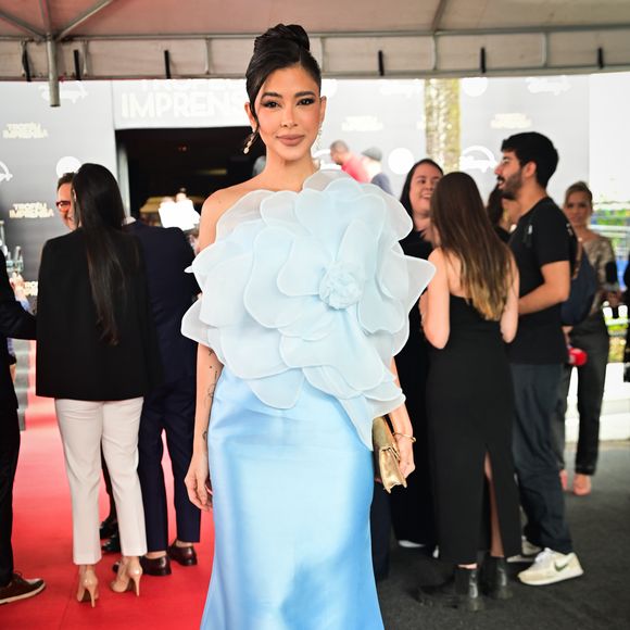 Rica de Marré compareceu a 55ª edição do Troféu Imprensa com o cabelo preso num coque elegante, e ela optou por acessórios discretos, como brincos longos e uma clutch dourada. Um visual etéreo e super fashionista