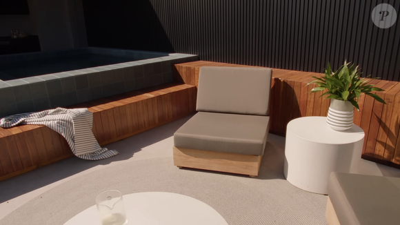 A área externa conta com piscina e espaço de convivência elegante