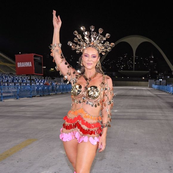 Paolla Oliveira alegou questões de saúde 'delicadas' na família ao revelar fim de seu ciclo como rainha de bateria da Grande Rio no carnaval