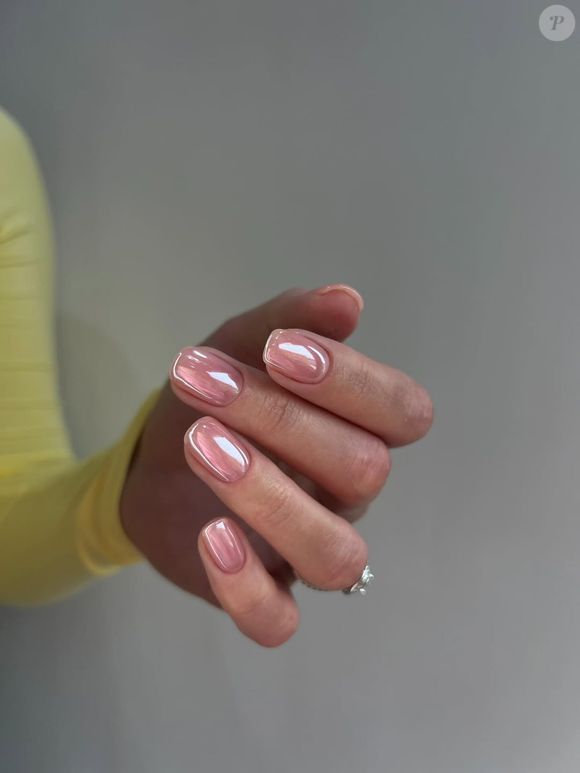 Para a especialista Ioana Cristescu, quem aposta nas unhas quadradas costuma transmitir personalidade calma e sociável