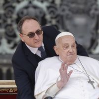 O 'anjo da guarda' de Papa Francisco: quem é o enfermeiro Massimiliano Strappetti, que acompanhou o religioso até o último suspiro?