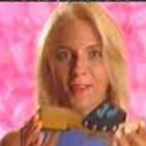 Além da bota, Carla Perez também lançou tamanco de madeira