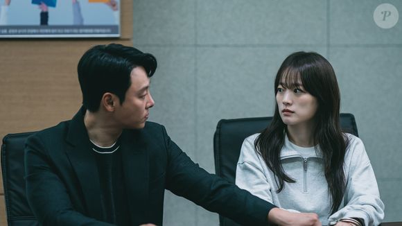 Quando é solta, a jovem se une ao seu advogado para se vingar das pessoas que arruinaram sua vida