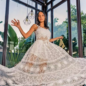 O Vestido Trancoso Crochê, da Peça Rara Handmade, custa R$ 1.450,00 e é produzido 100% à mão por artesãs crocheteiras, com fio de algodão e saia de modelagem godê