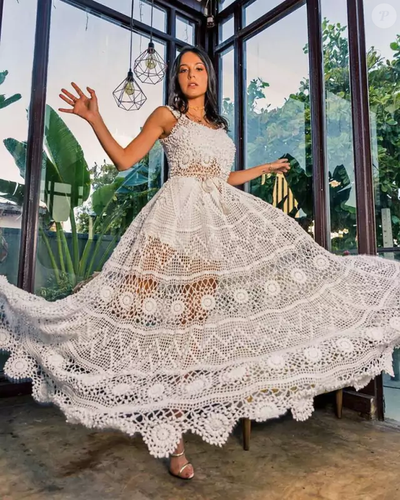 O Vestido Trancoso Crochê, da Peça Rara Handmade, custa R$ 1.450,00 e é produzido 100% à mão por artesãs crocheteiras, com fio de algodão e saia de modelagem godê