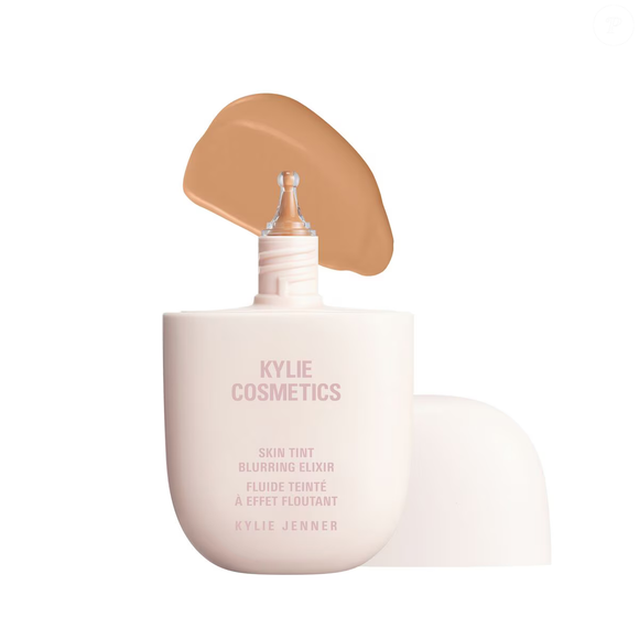 O acabamento natural veio com o Skin Tint Blurring Elixir nos tons 5N e 6N, aplicado com o Skin Tint Brush 03, criando efeito blur elegante.