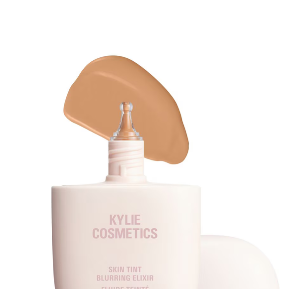 O acabamento natural veio com o Skin Tint Blurring Elixir nos tons 5N e 6N, aplicado com o Skin Tint Brush 03, criando efeito blur elegante.