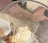 Para fazer a receita, Letícia Spiller mistura iogurte, whey, mamão e manga em um liquidificador