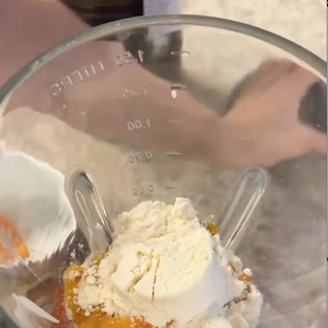 Para fazer a receita, Letícia Spiller mistura iogurte, whey, mamão e manga em um liquidificador