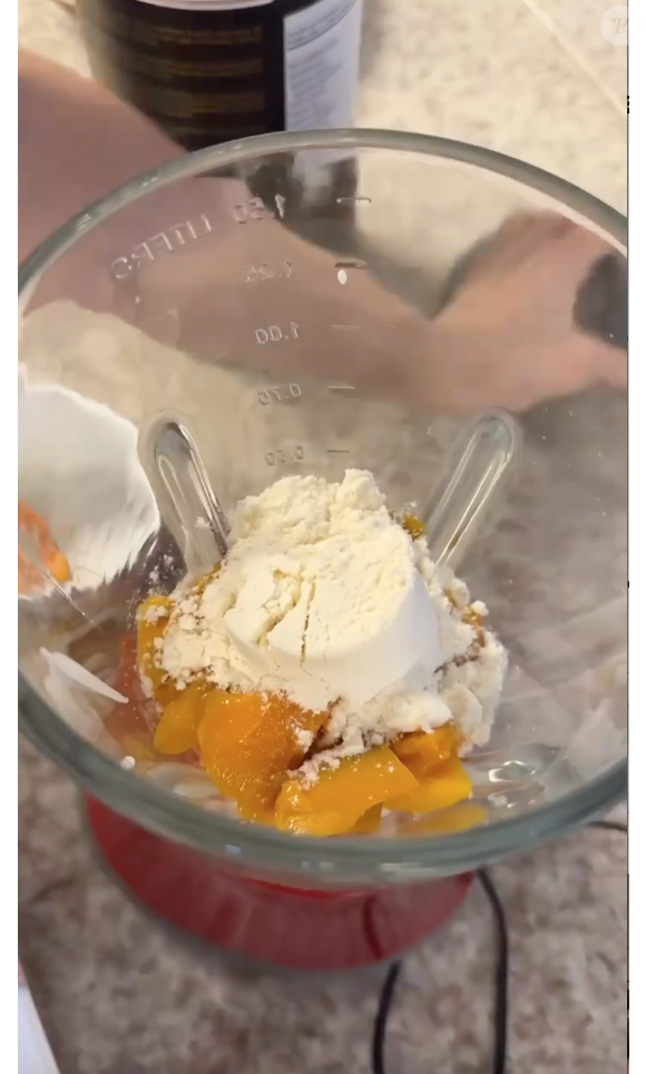 Para fazer a receita, Letícia Spiller mistura iogurte, whey, mamão e manga em um liquidificador